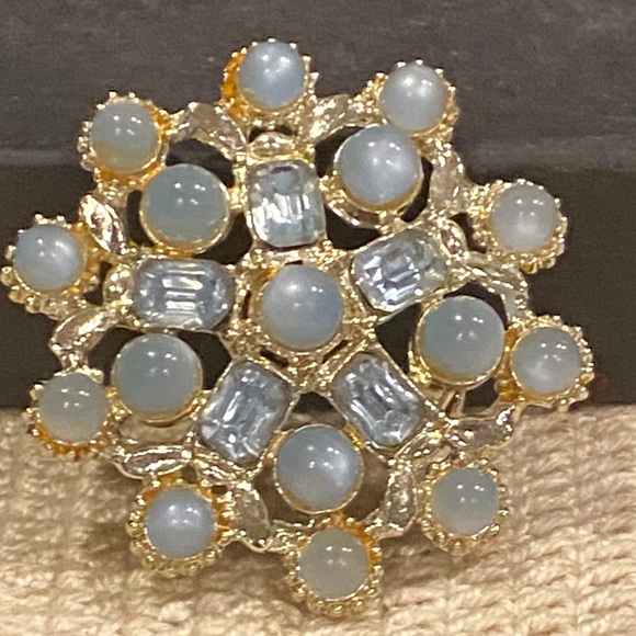 Elegant Moonglow Lucite and Gold Tone Brooch - Picture 5 of 5